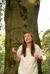 Märchenerzählerin Claudia Edermayer beim Baum
