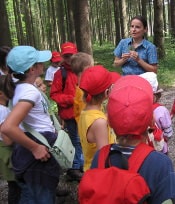 Auftritt Märchenerzählerin Claudia Edermayer in der Schule