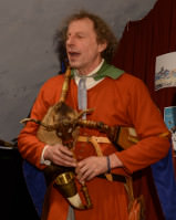 Franz Mettauer spielt den Dudelsack und singt dazu