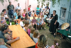 Claudia Edermayer tritt bei einem Stadtfest auf