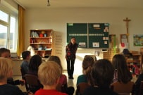 Auftritt Märchenerzählerin Claudia Edermayer in der Schule