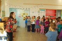 Auftritt Märchenerzählerin Claudia Edermayer in der Schule