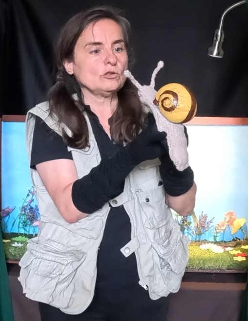 Magos Laros Porträt Anna mit Handpuppen