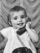 Kleinkind Claudia Edermayer beim Telefonieren